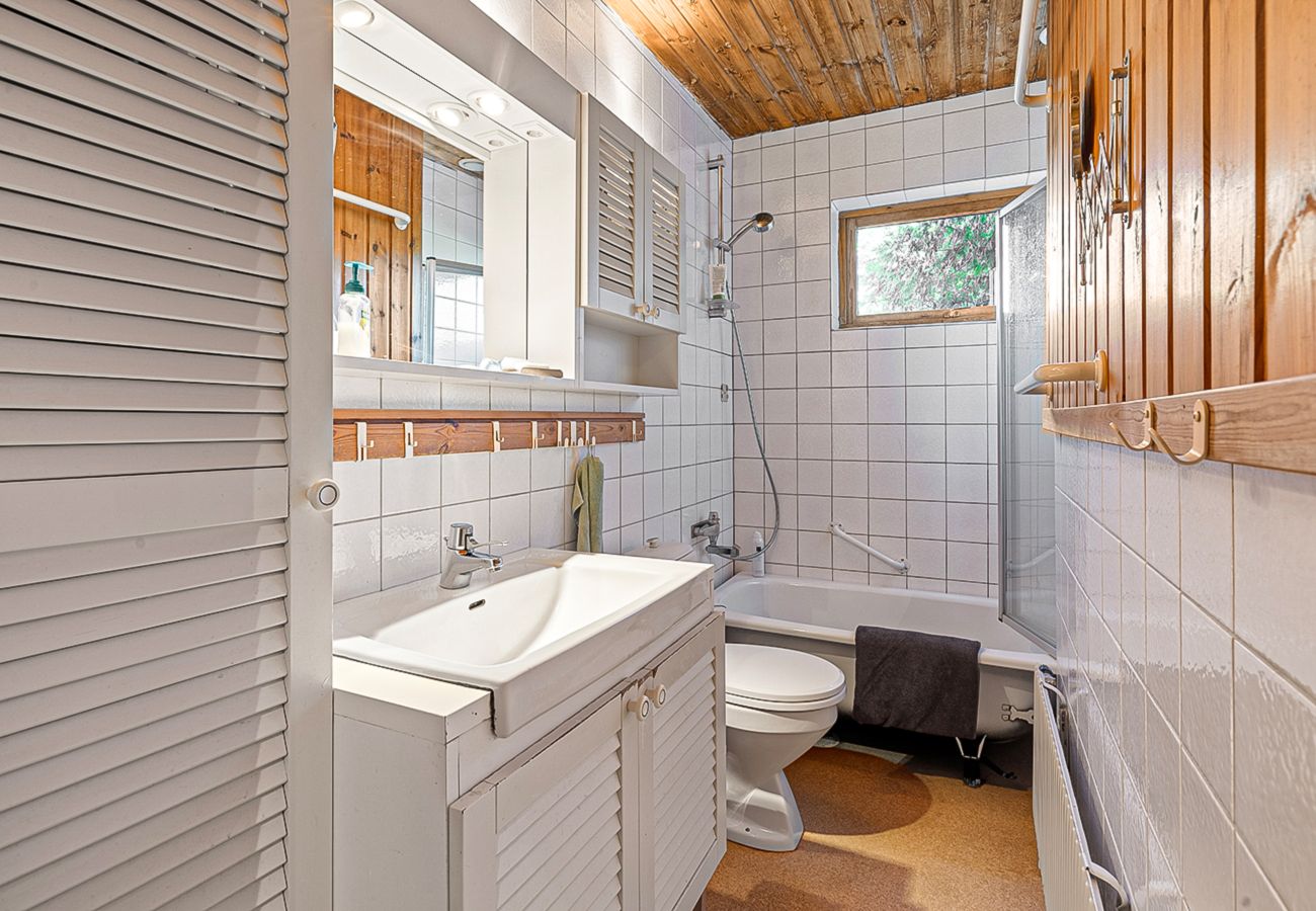 Villa in Bro - Dream location with lake view near BroHof-Golf