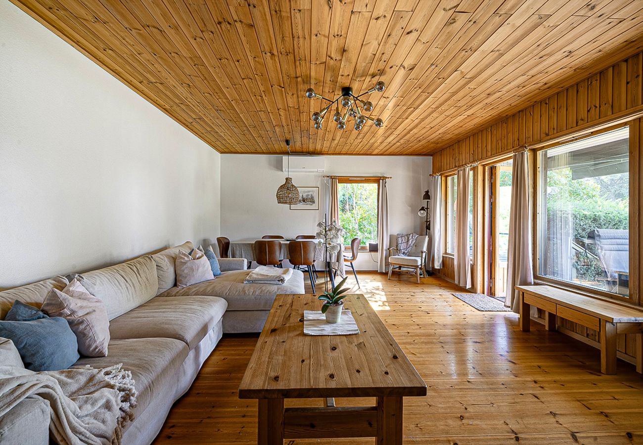 Villa in Bro - Dream location with lake view near BroHof-Golf