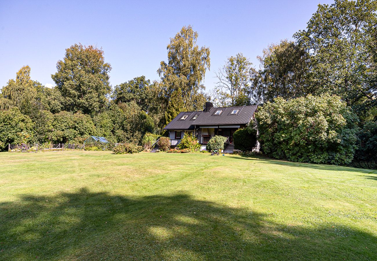 Villa in Bro - Dream location with lake view near BroHof-Golf