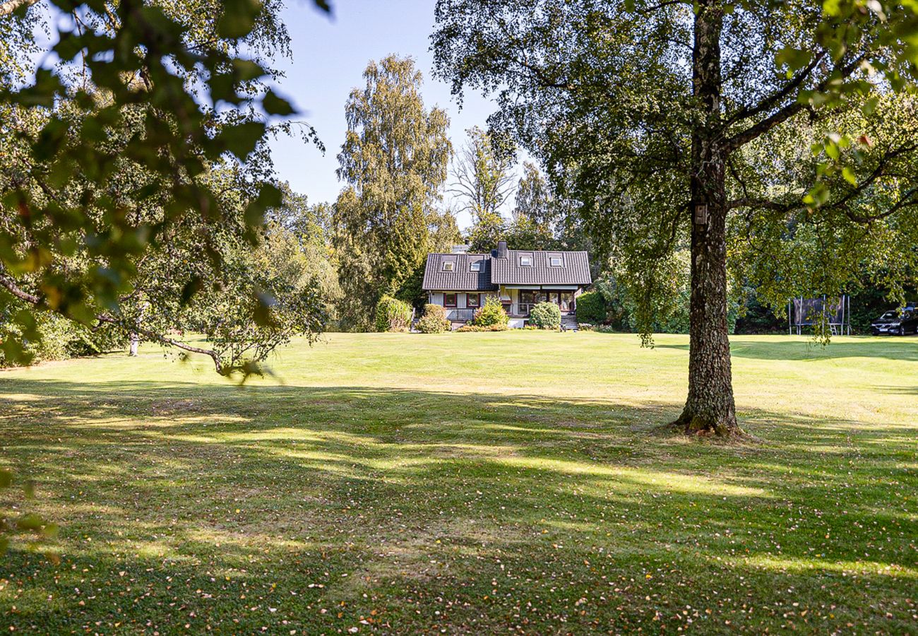 Villa in Bro - Dream location with lake view near BroHof-Golf