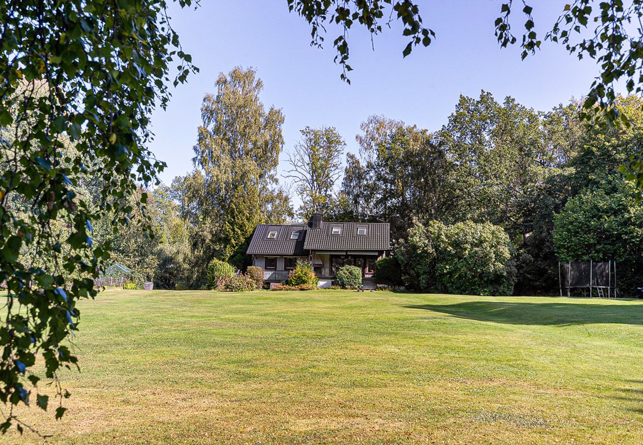 Villa in Bro - Dream location with lake view near BroHof-Golf