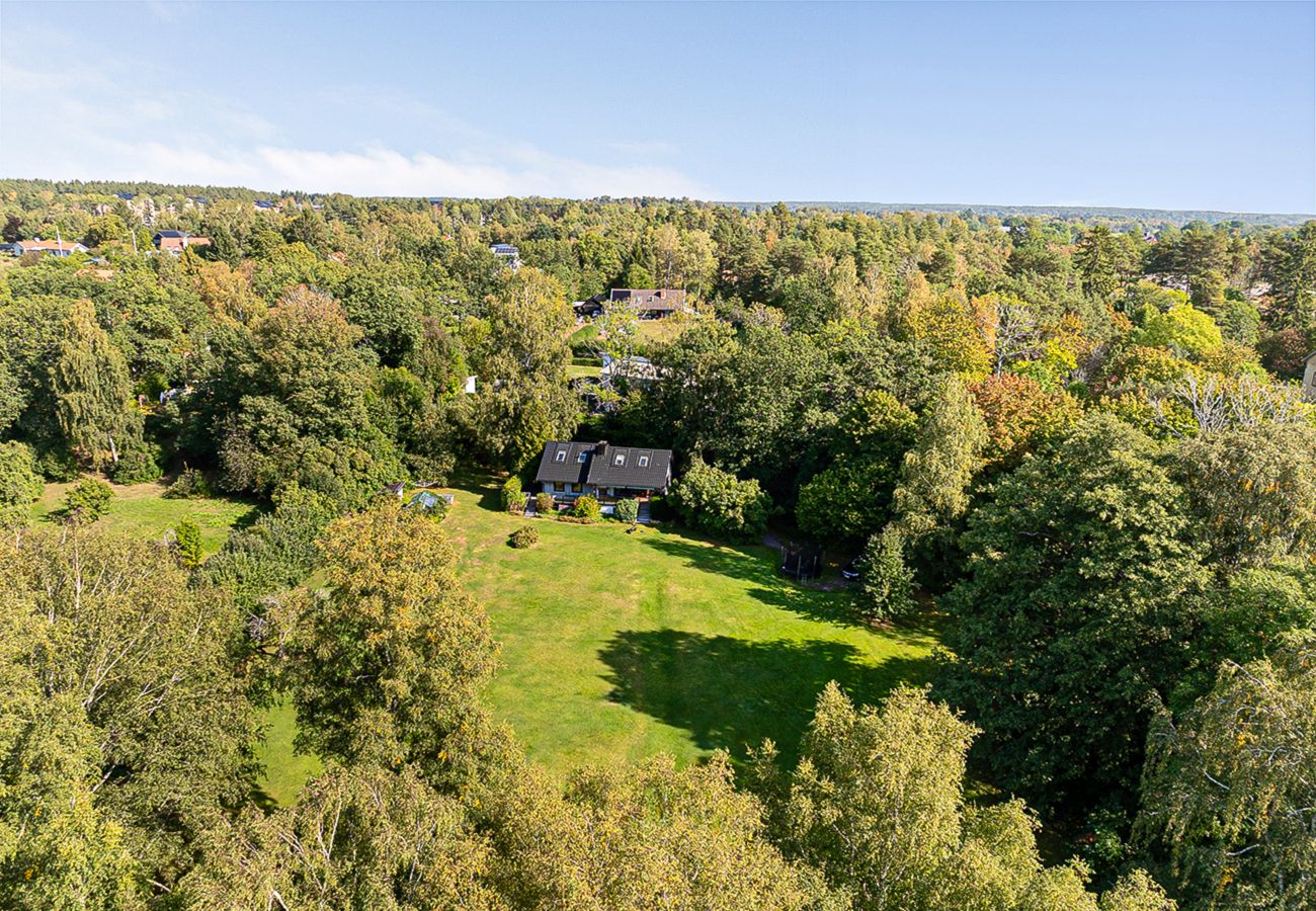 Villa in Bro - Dream location with lake view near BroHof-Golf