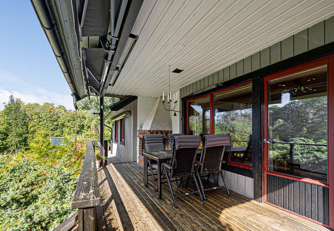 Villa in Bro - Dream location with lake view near BroHof-Golf