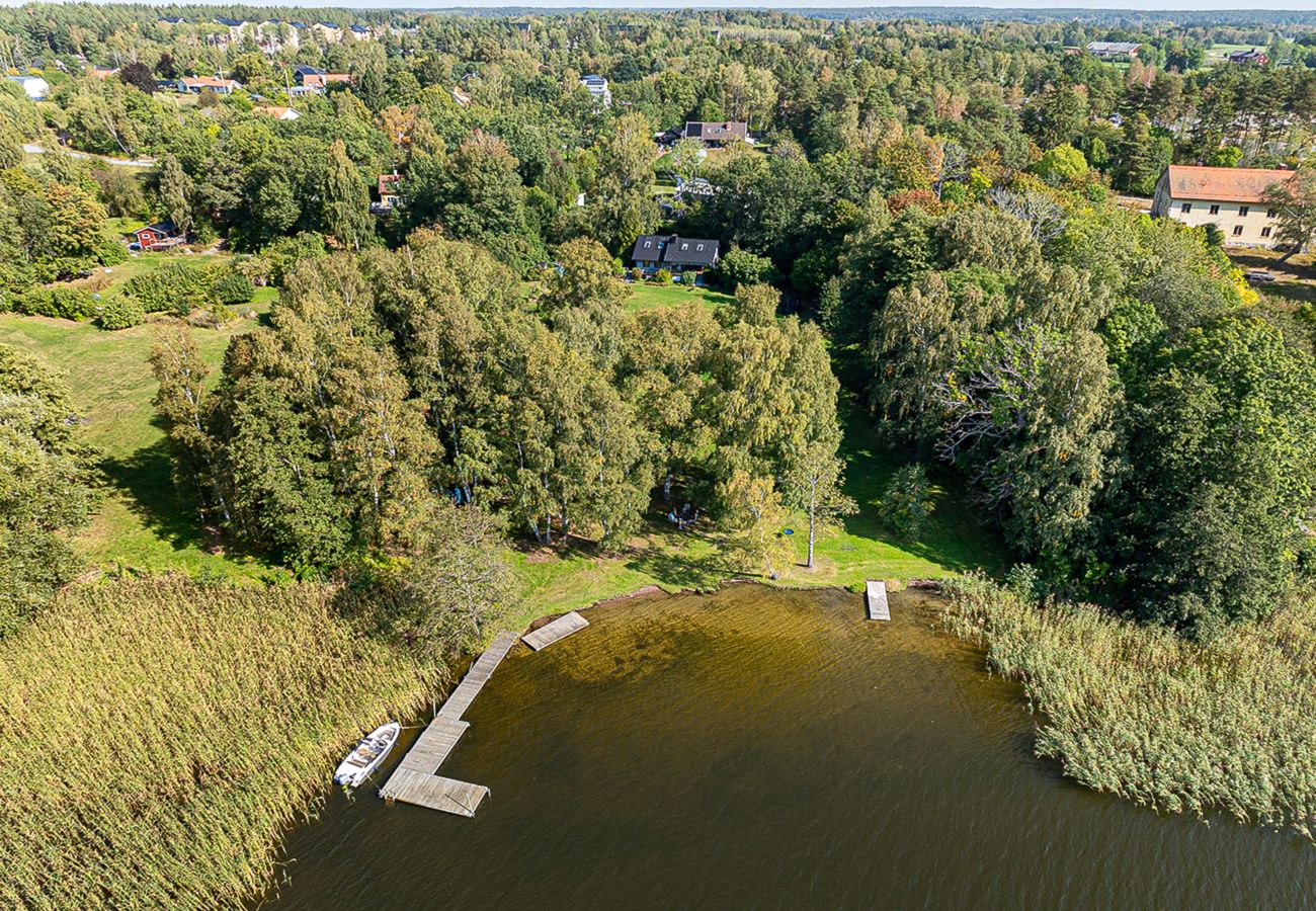 Villa in Bro - Dream location with lake view near BroHof-Golf