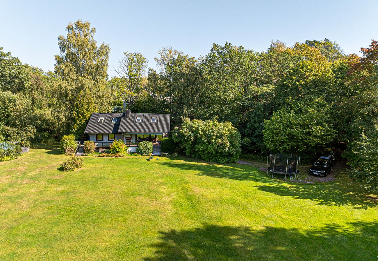 Villa in Bro - Dream location with lake view near BroHof-Golf