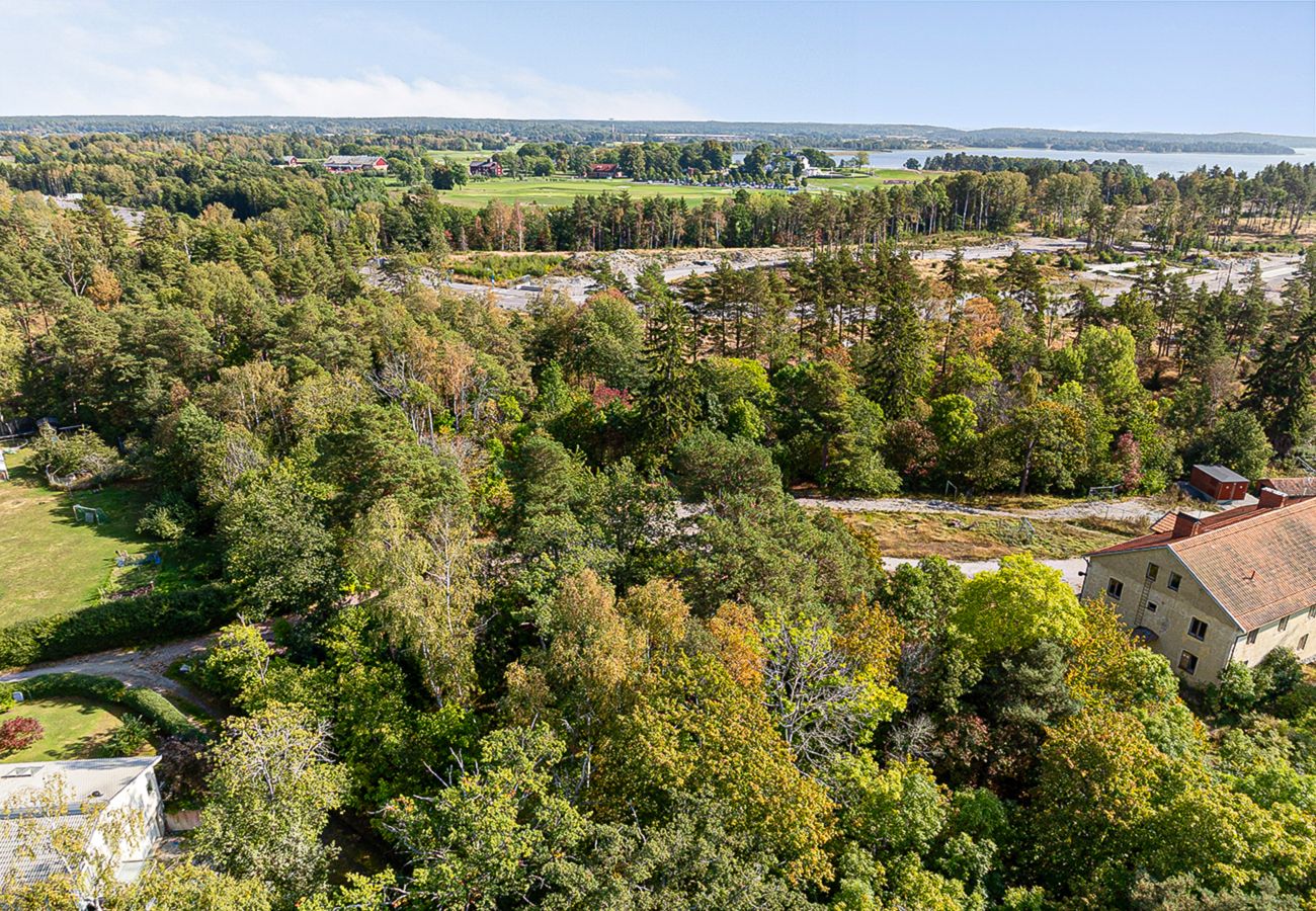 Villa in Bro - Dream location with lake view near BroHof-Golf