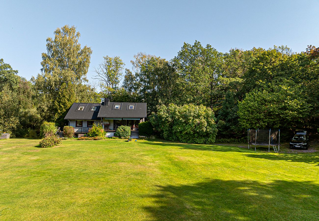 Villa in Bro - Dream location with lake view near BroHof-Golf