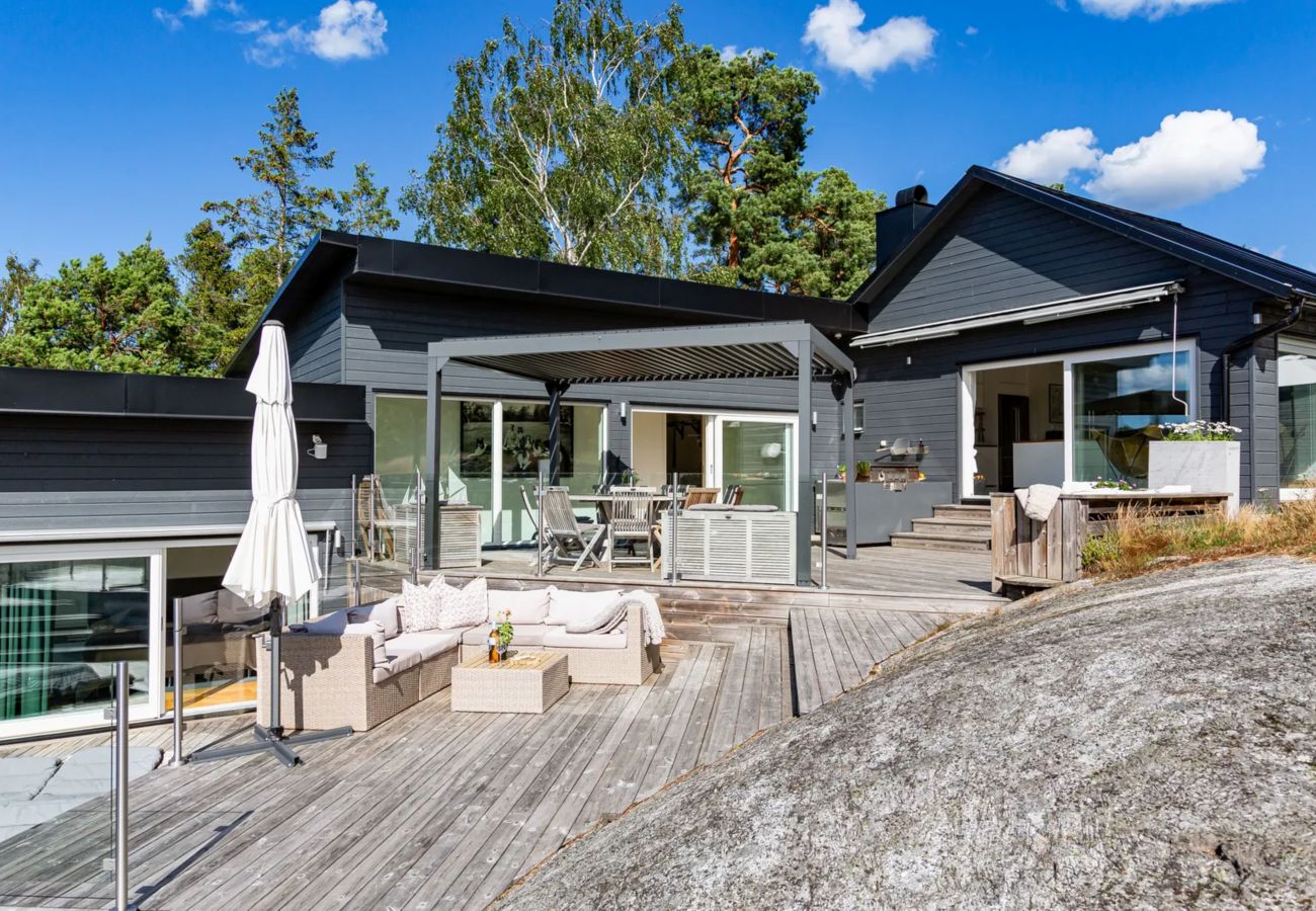 Villa in Värmdö - Dream stay – seafront villa & padel court