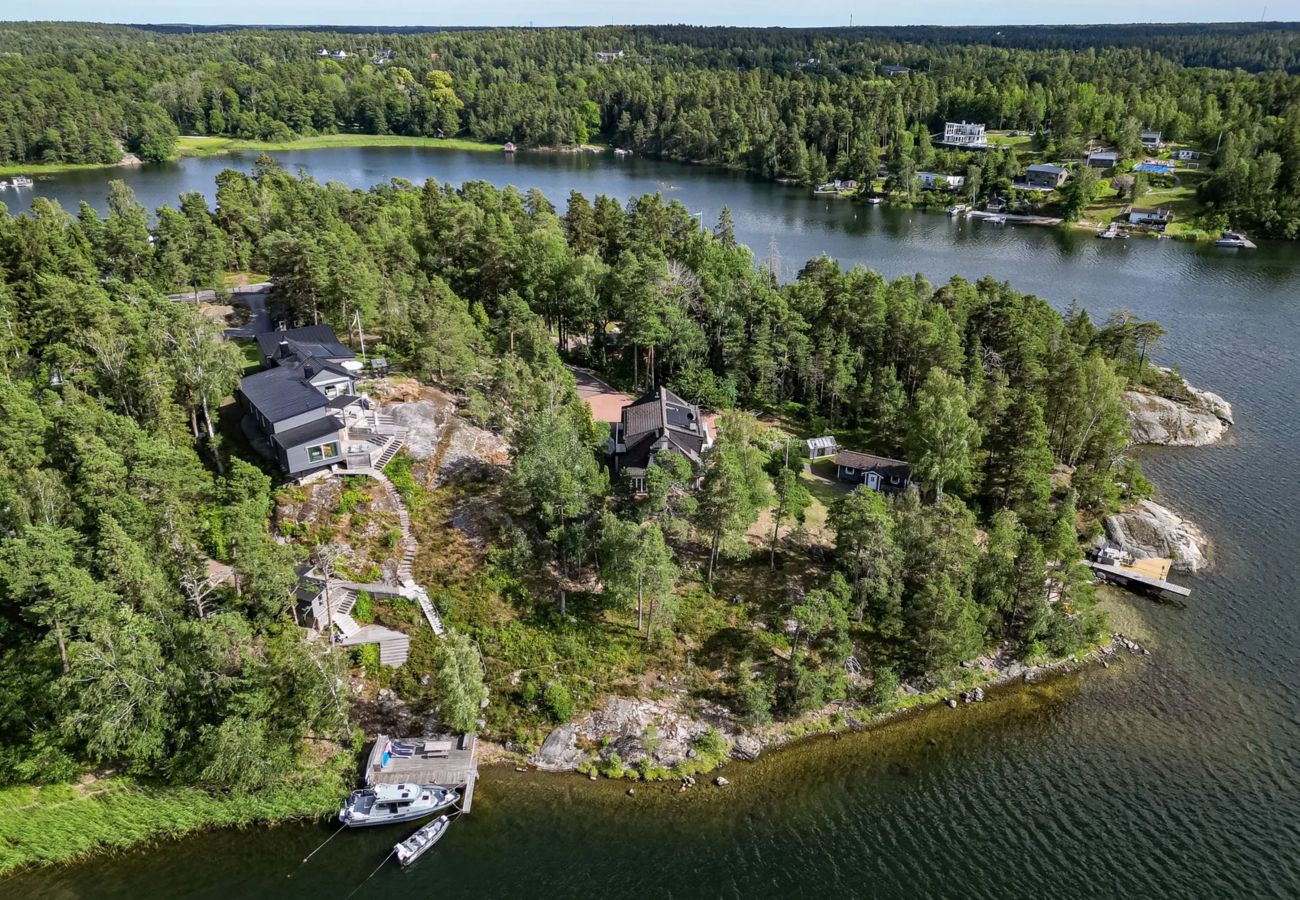 Villa in Värmdö - Dream stay – seafront villa & padel court