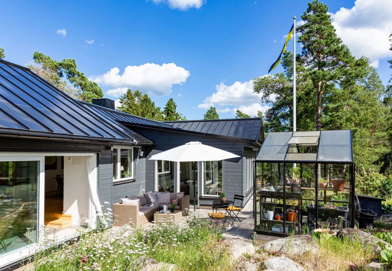 Villa in Värmdö - Dream stay – seafront villa & padel court
