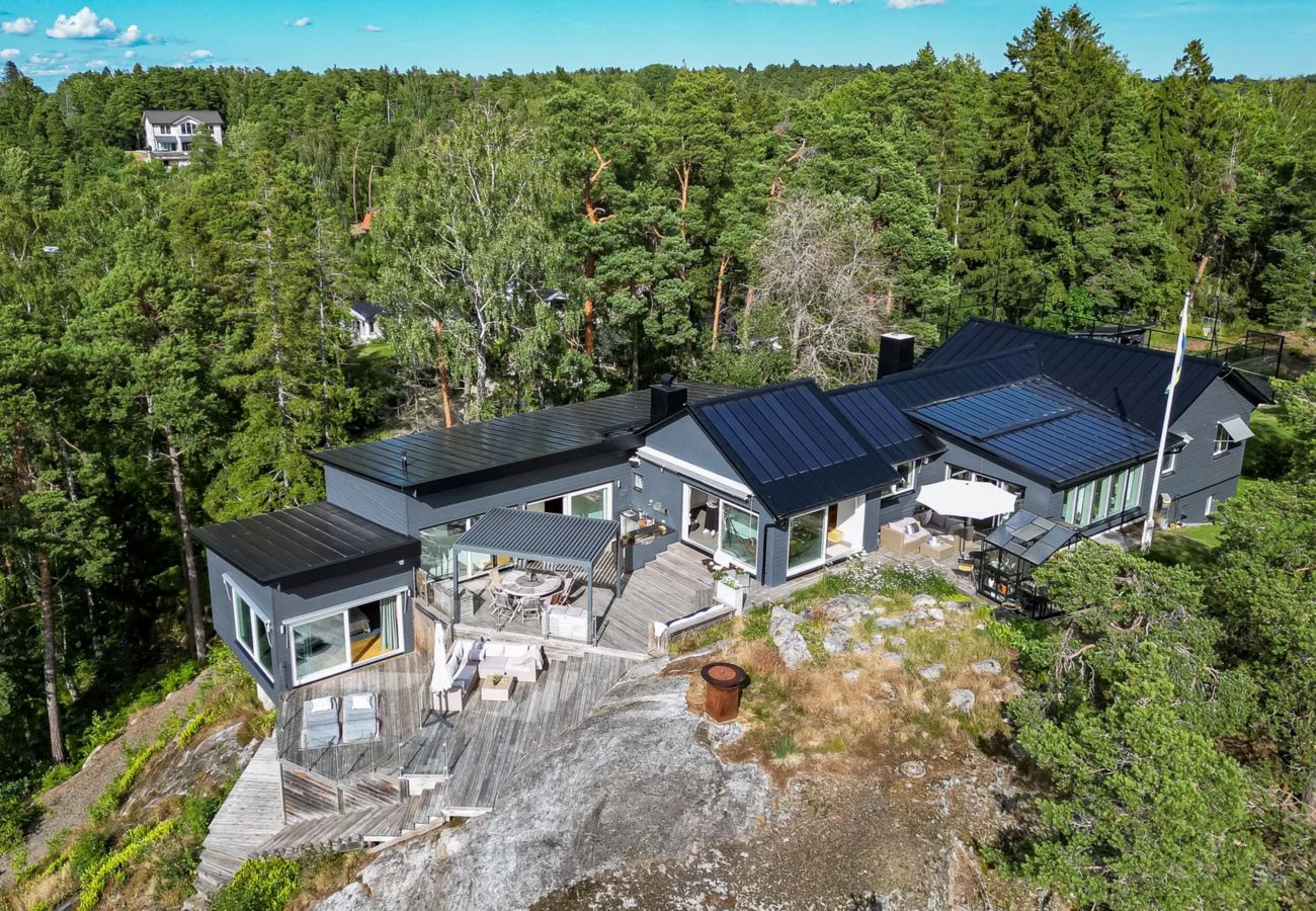 Villa in Värmdö - Dream stay – seafront villa & padel court