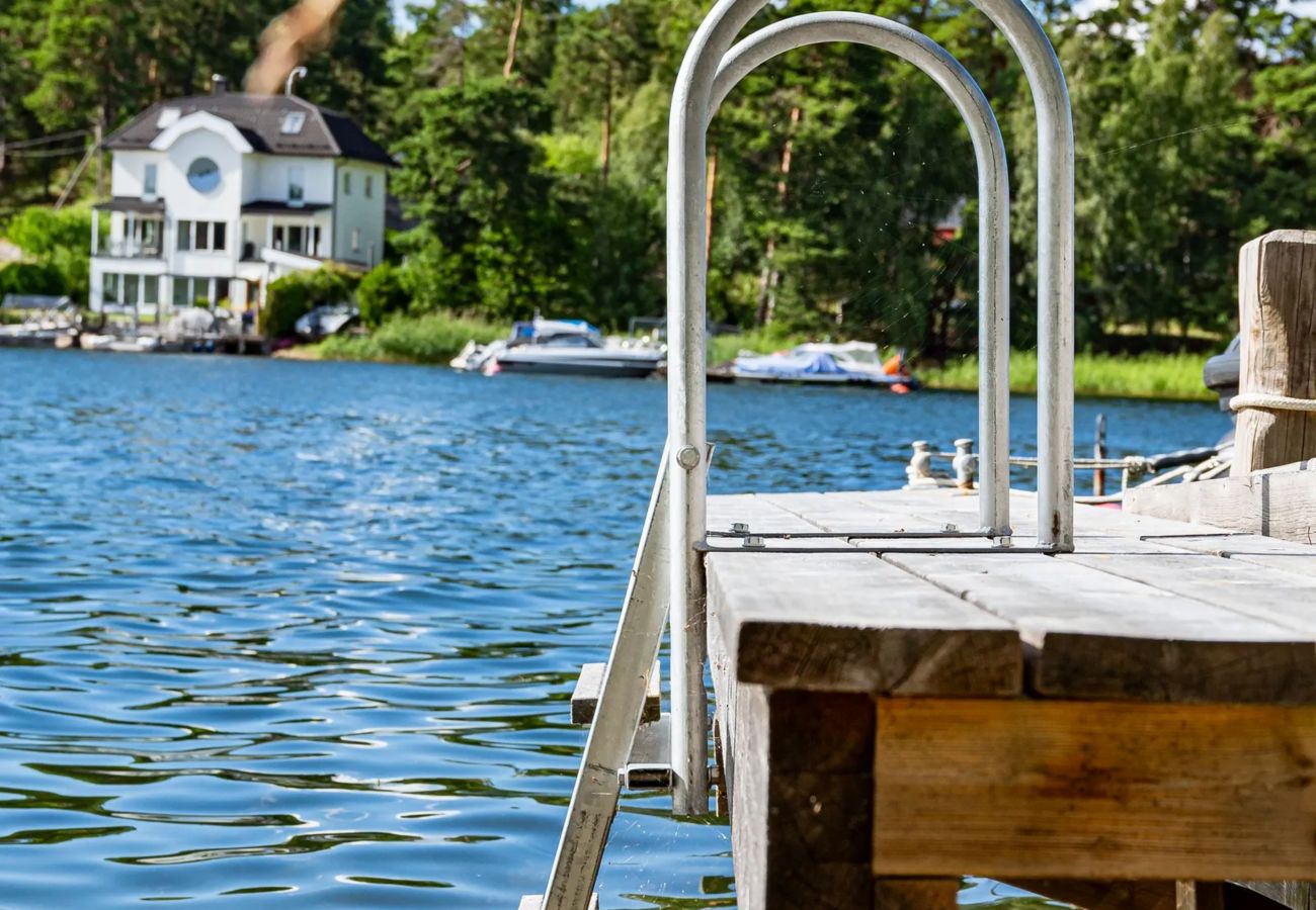 Villa in Värmdö - Dream stay – seafront villa & padel court