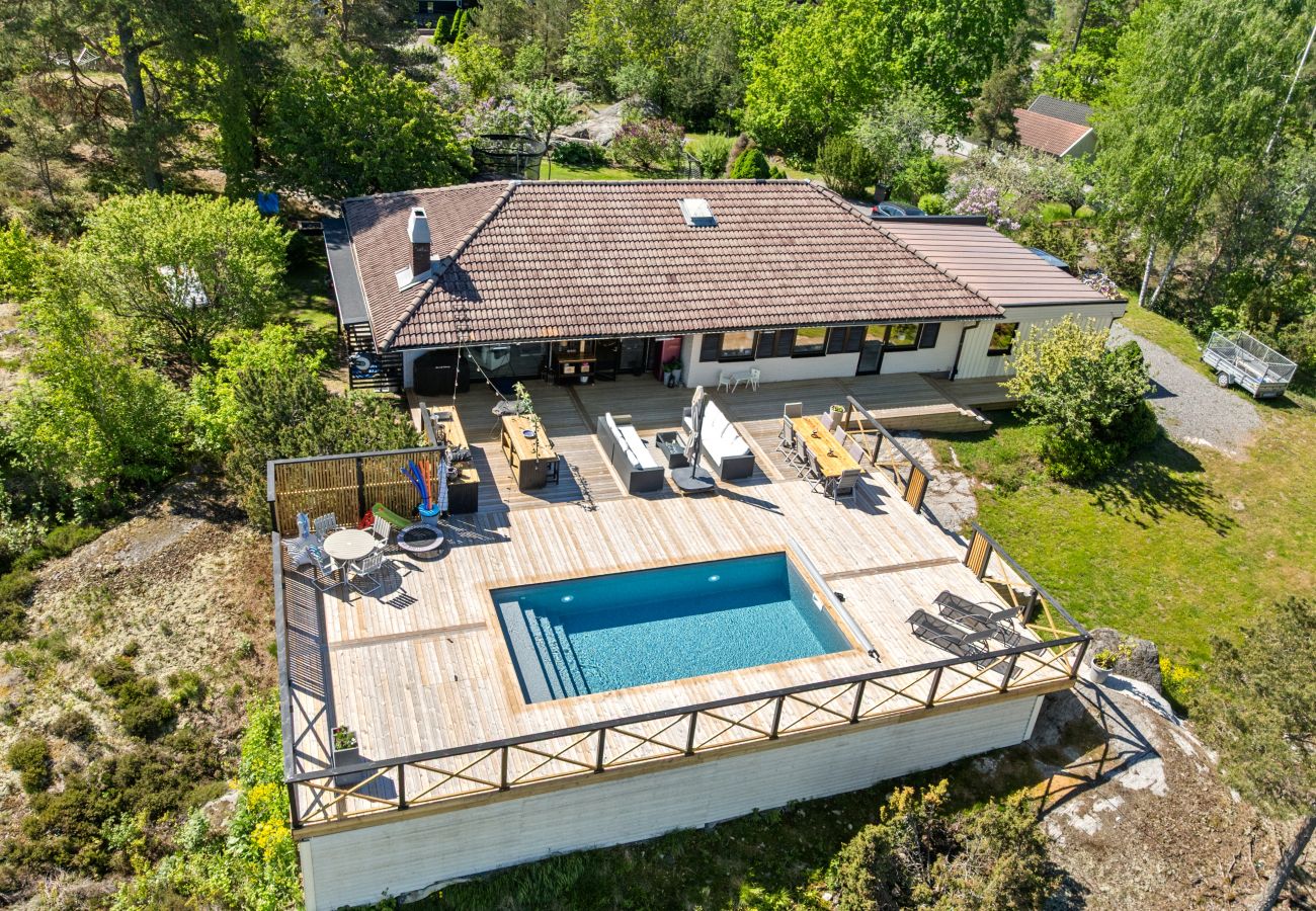 Villa in Värmdö - Golf and Pool Retreat