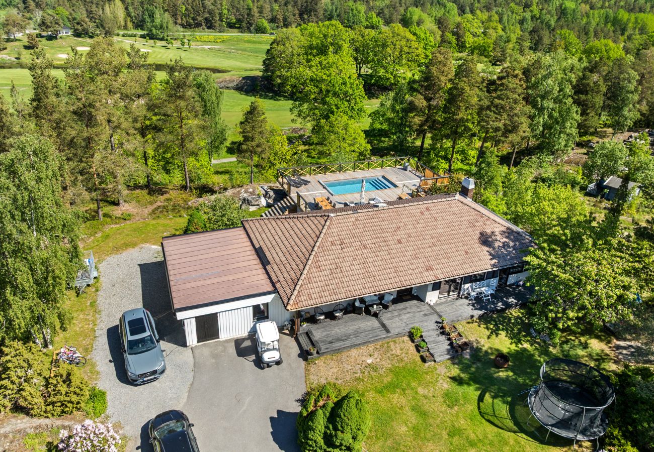 Villa in Värmdö - Golf and Pool Retreat