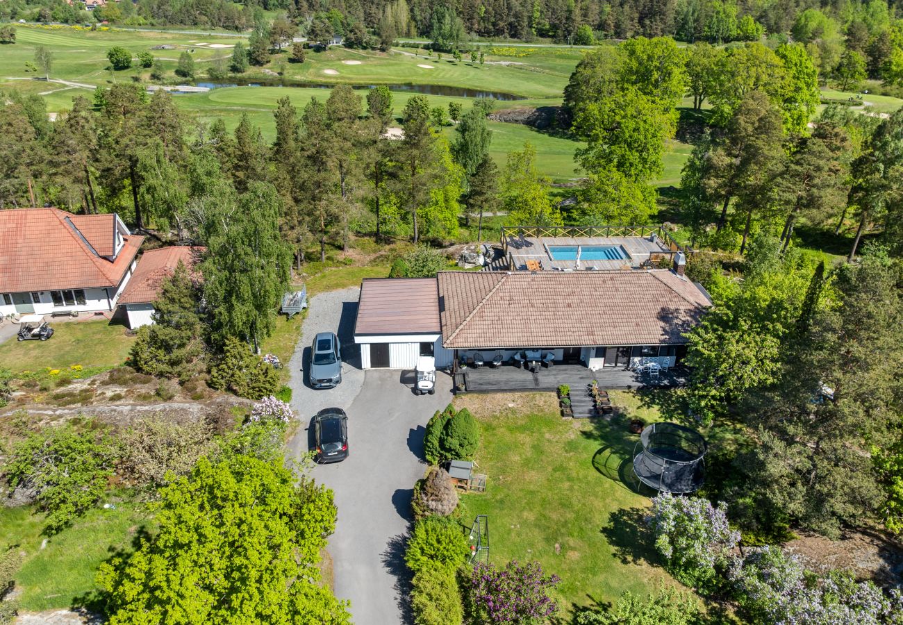 Villa in Värmdö - Golf and Pool Retreat