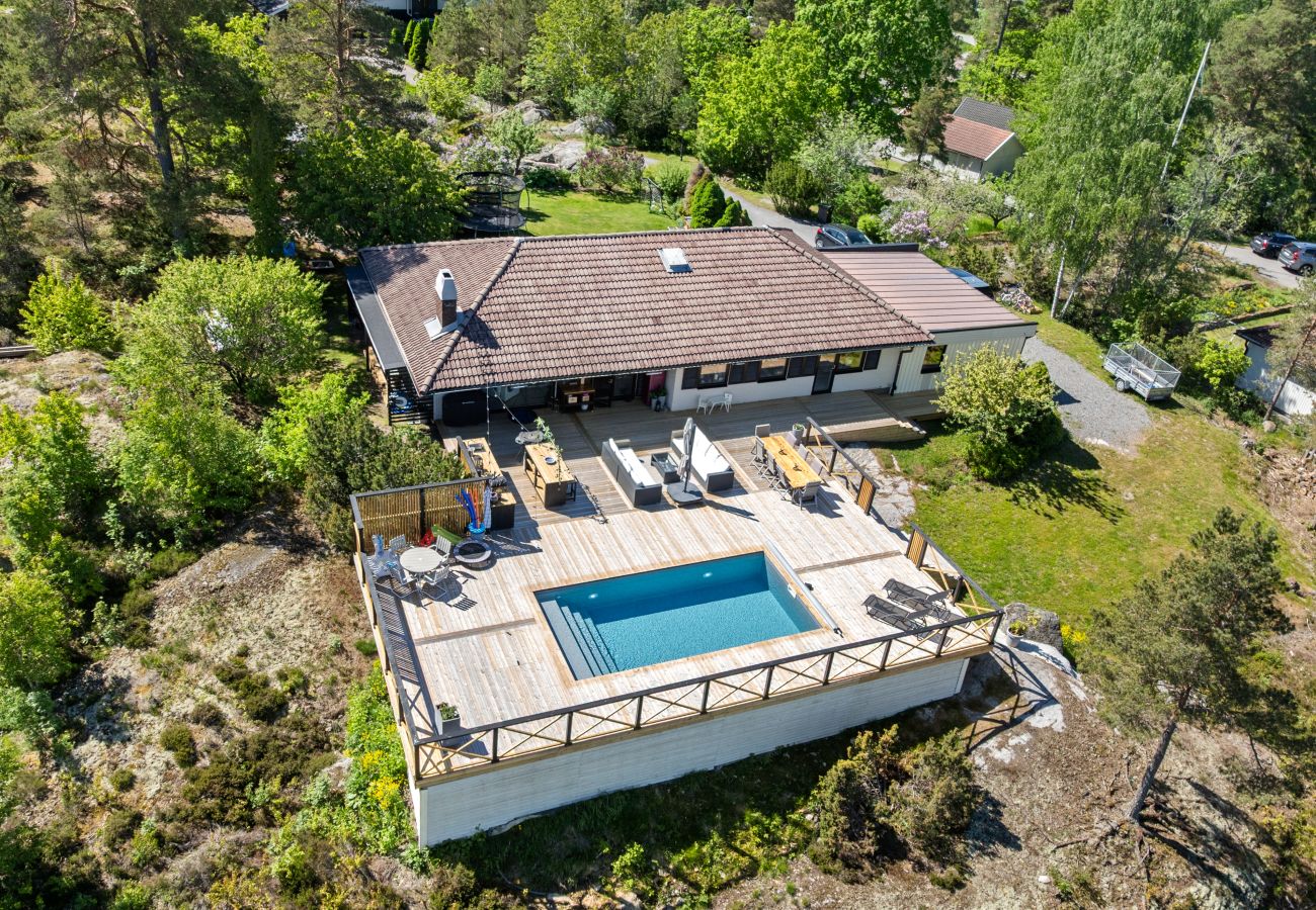Villa in Värmdö - Golf and Pool Retreat