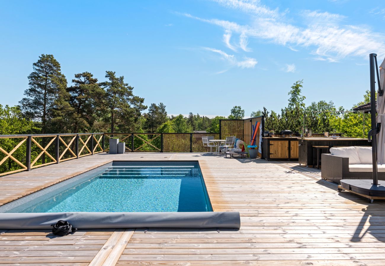 Villa in Värmdö - Golf and Pool Retreat