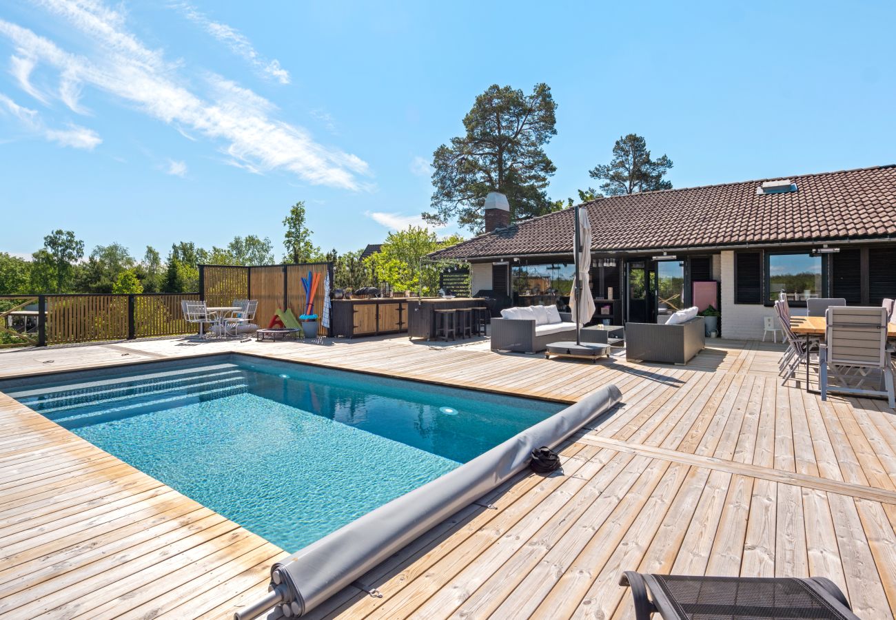 Villa in Värmdö - Golf and Pool Retreat