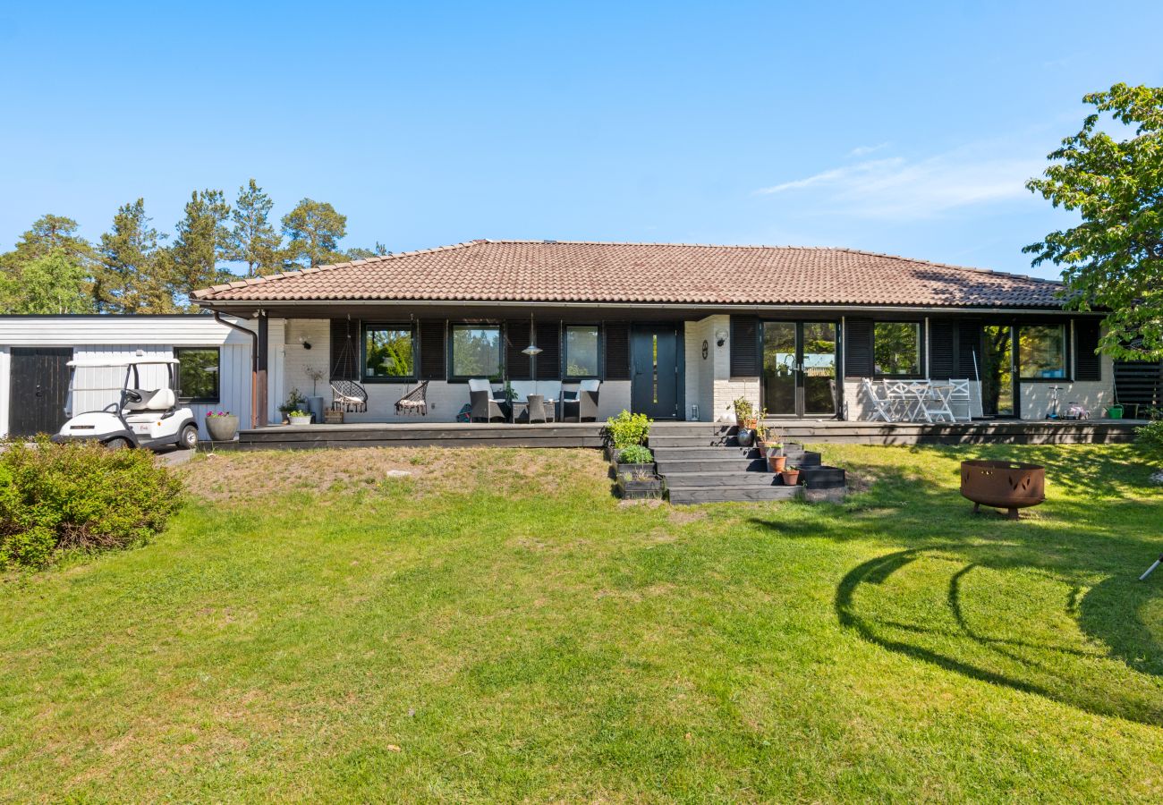 Villa in Värmdö - Golf and Pool Retreat