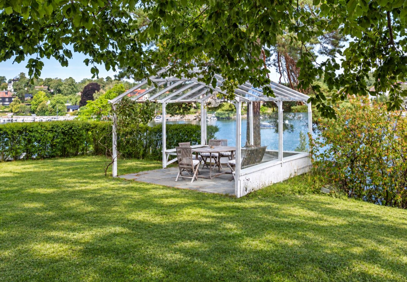 Villa in Saltsjö-Duvnäs - Seaside Villa with Own Beach 
