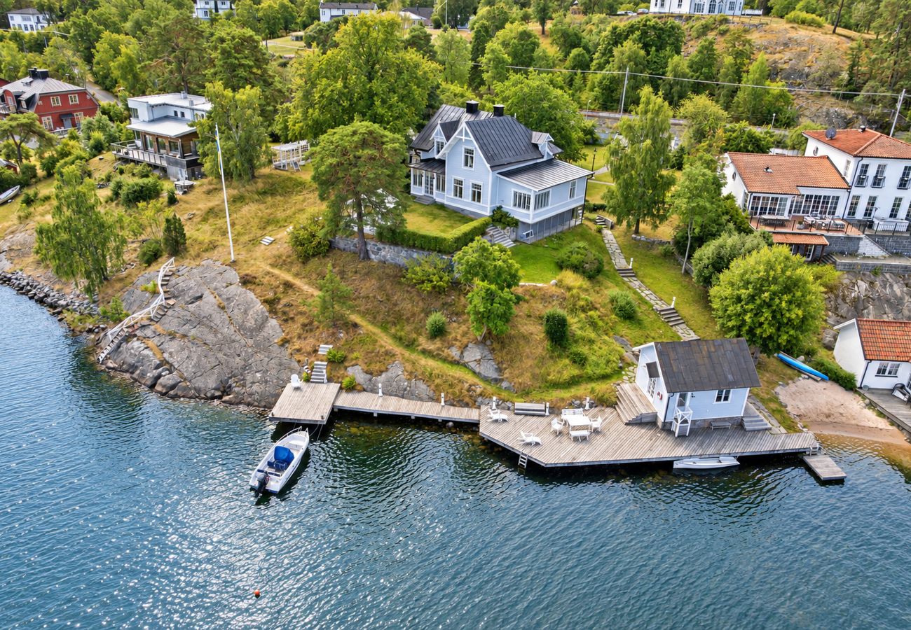 Villa in Saltsjö-Duvnäs - Seaside Villa with Own Beach 