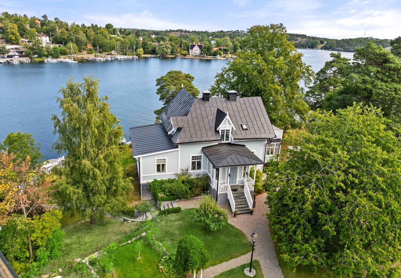 Villa in Saltsjö-Duvnäs - Seaside Villa with Own Beach 