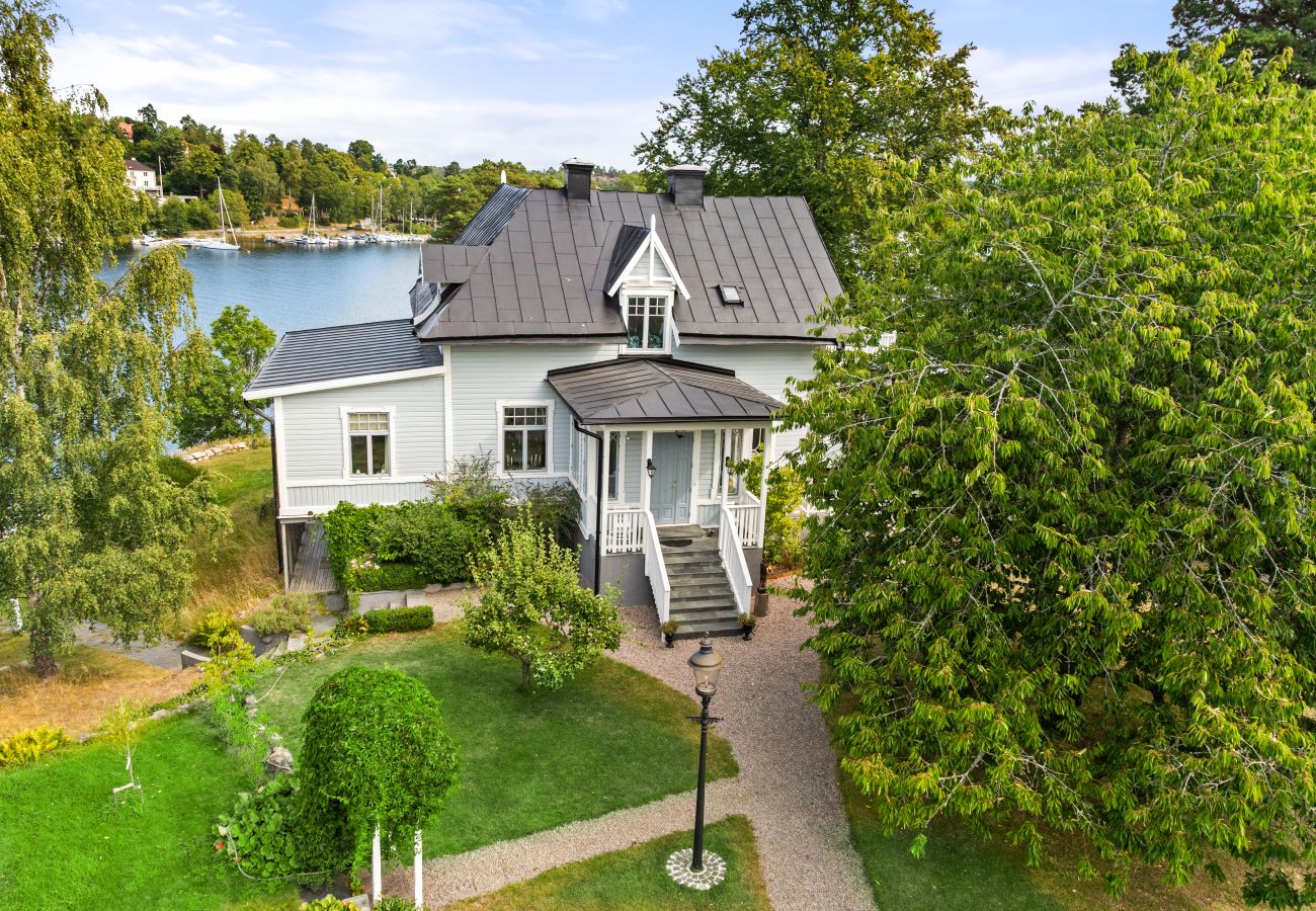 Villa in Saltsjö-Duvnäs - Seaside Villa with Own Beach 
