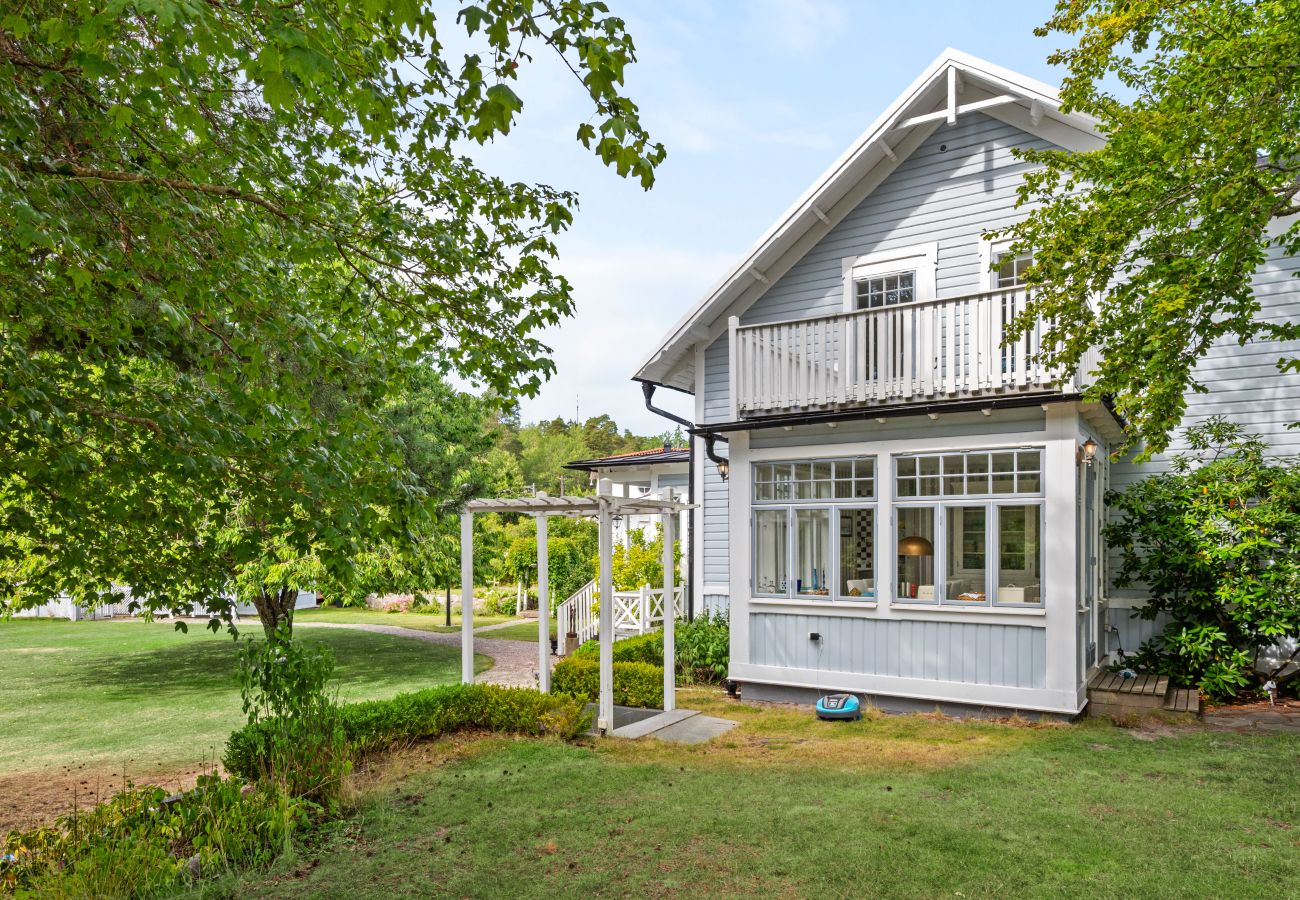 Villa in Saltsjö-Duvnäs - Seaside Villa with Own Beach 