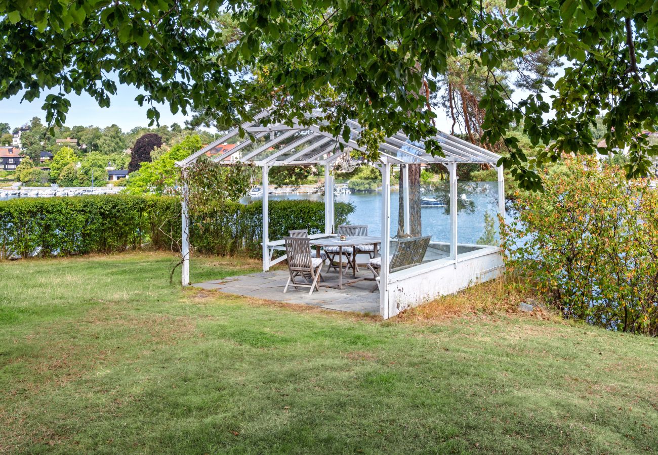 Villa in Saltsjö-Duvnäs - Seaside Villa with Own Beach 