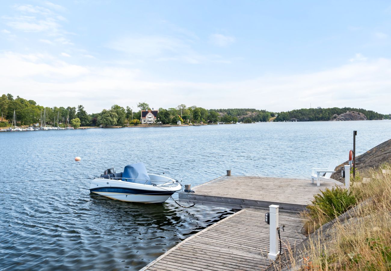 Villa in Saltsjö-Duvnäs - Seaside Villa with Own Beach 