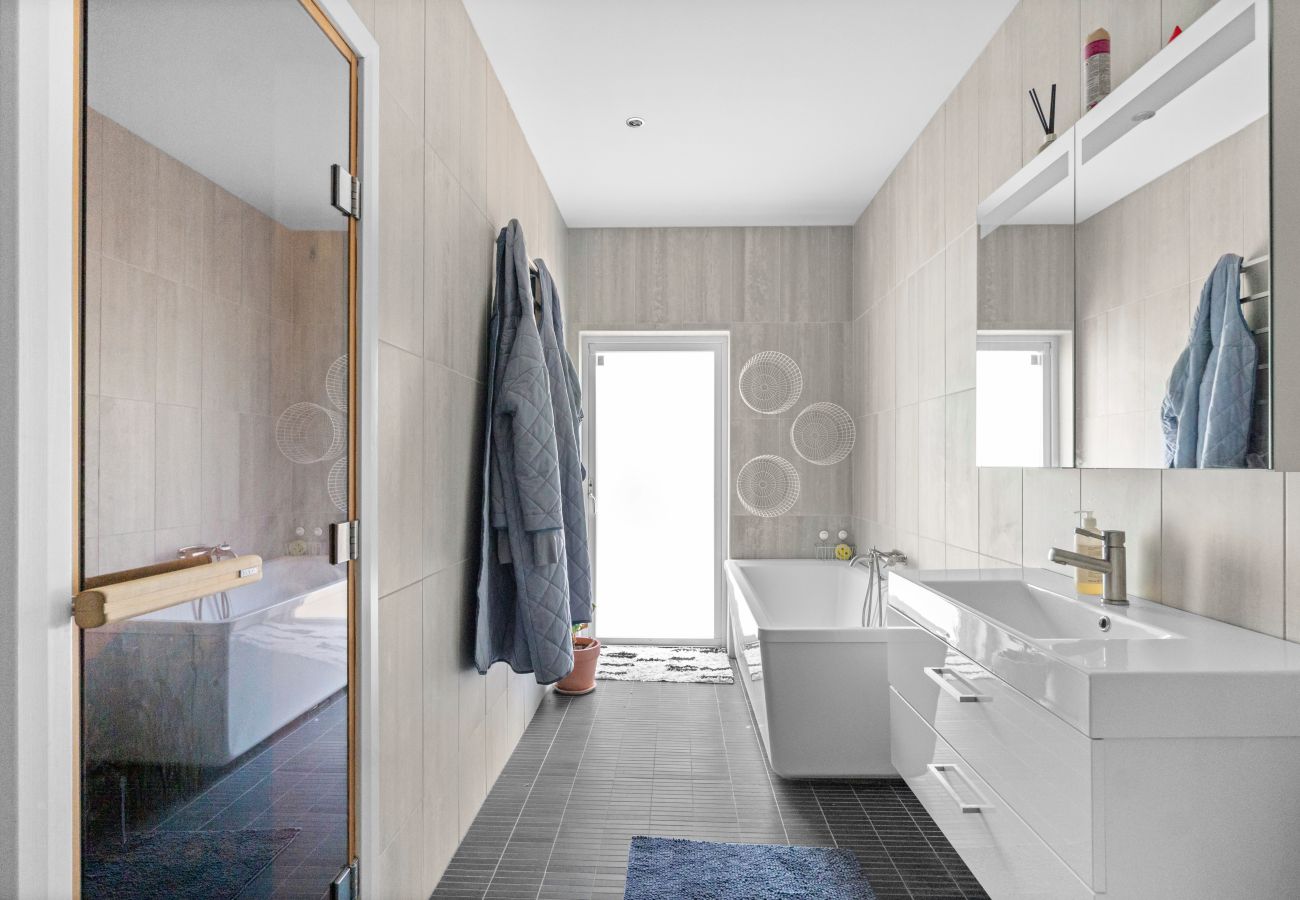 Villa in Bro -  Villa Bro Hof – Top-class pool, sauna and golf