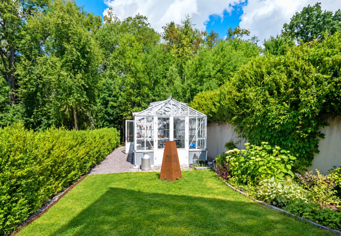 Villa in Bro -  Villa Bro Hof – Top-class pool, sauna and golf