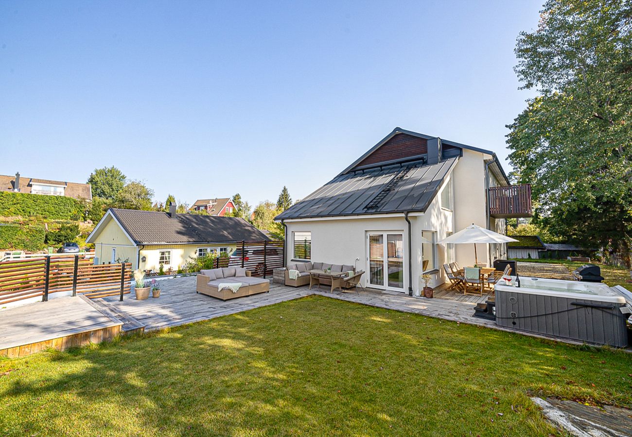 Villa i Vega - Modern villa med jacuzzi