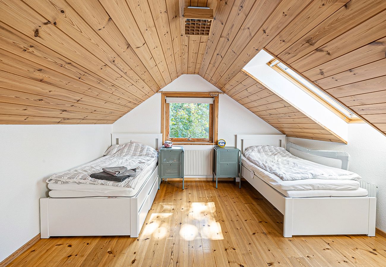 Villa i Bro - Drömplats med sjötomt nära BroHof-Golf