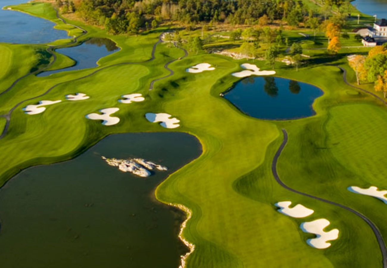 Villa i Bro - Drömplats med sjötomt nära BroHof-Golf