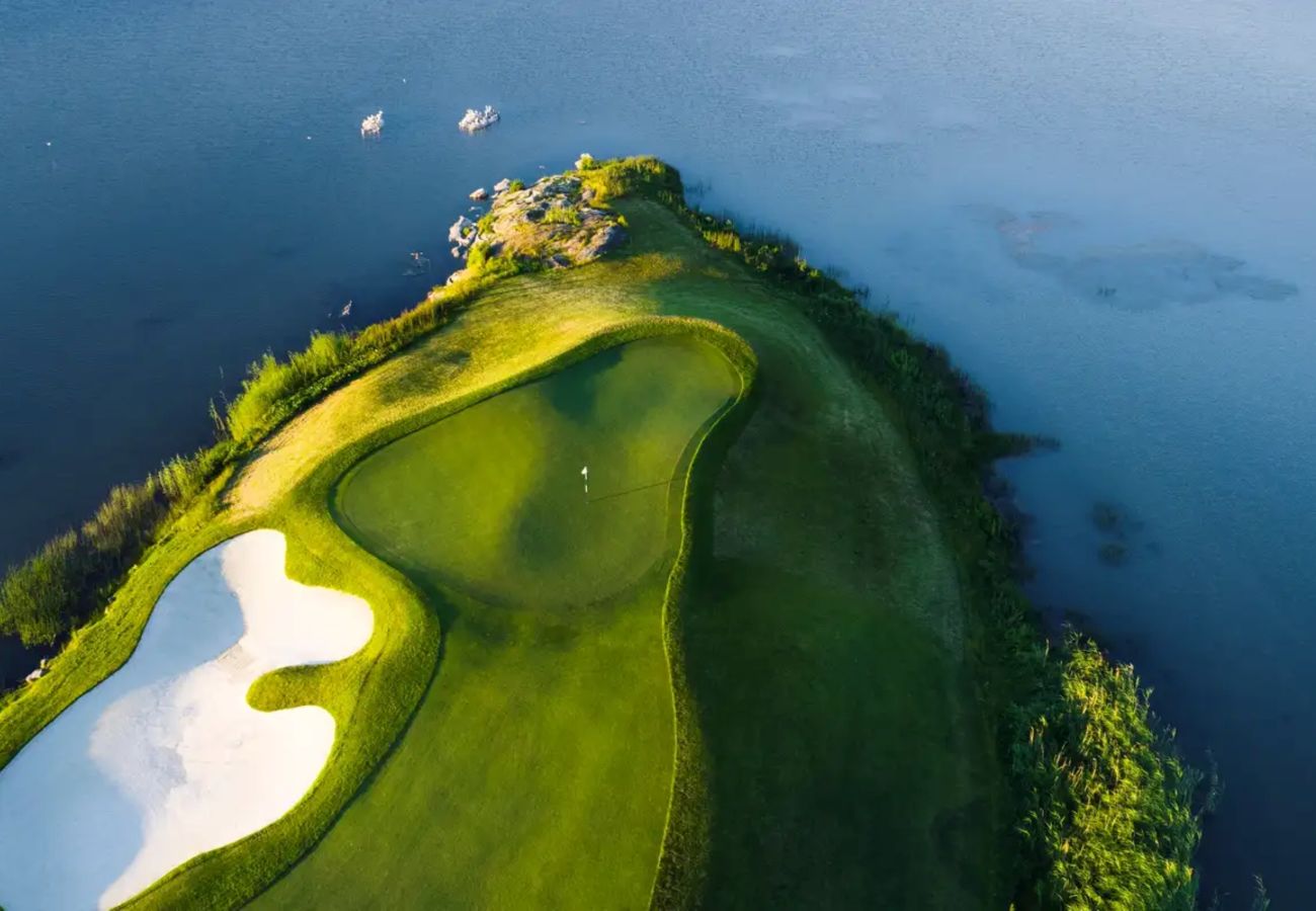 Villa i Bro - Drömplats med sjötomt nära BroHof-Golf
