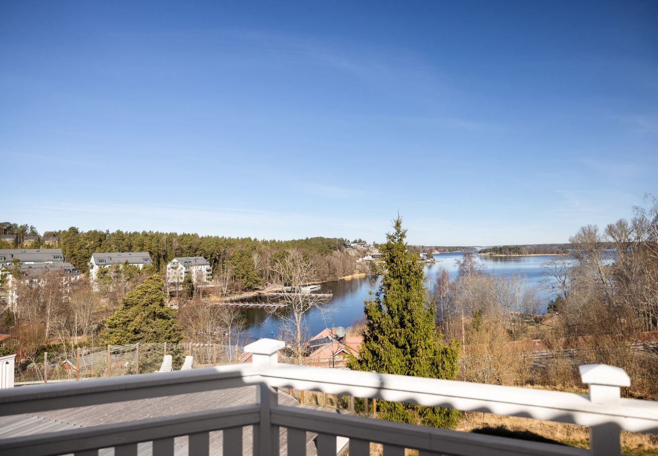 Villa i Värmdö - Lyxvilla med pool och havsutsikt i Stockholms skärgård