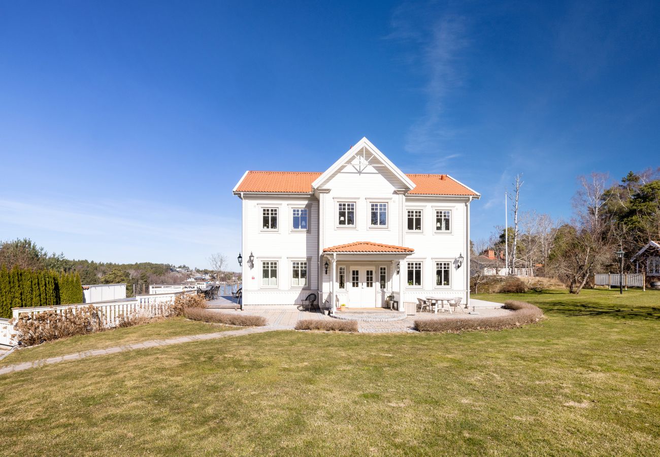 Villa i Värmdö - Lyxvilla med pool och havsutsikt i Stockholms skärgård