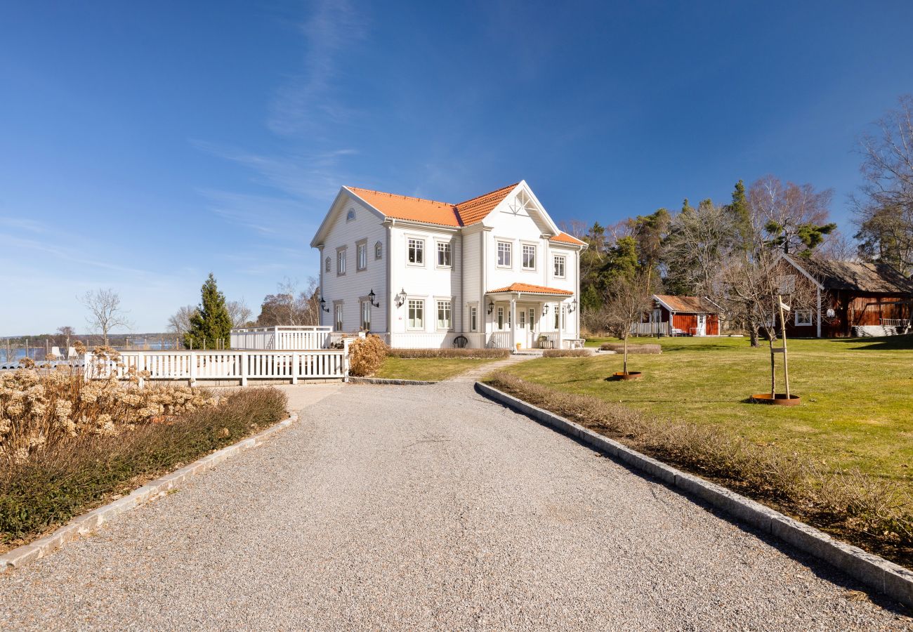 Villa i Värmdö - Lyxvilla med pool och havsutsikt i Stockholms skärgård