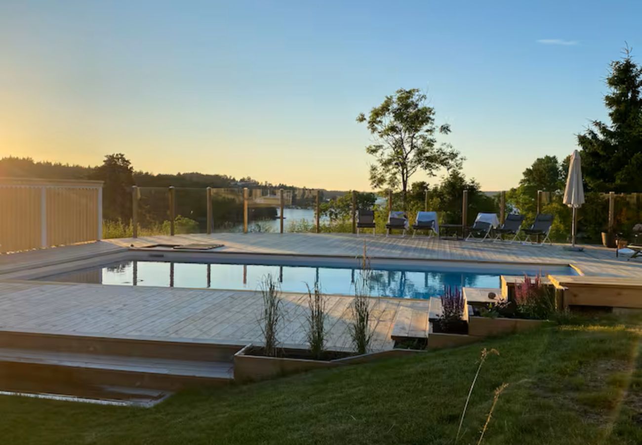 Villa i Värmdö - Lyxvilla med pool och havsutsikt i Stockholms skärgård