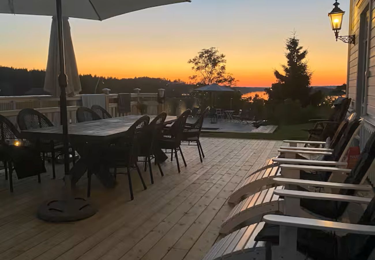 Villa i Värmdö - Lyxvilla med pool och havsutsikt i Stockholms skärgård