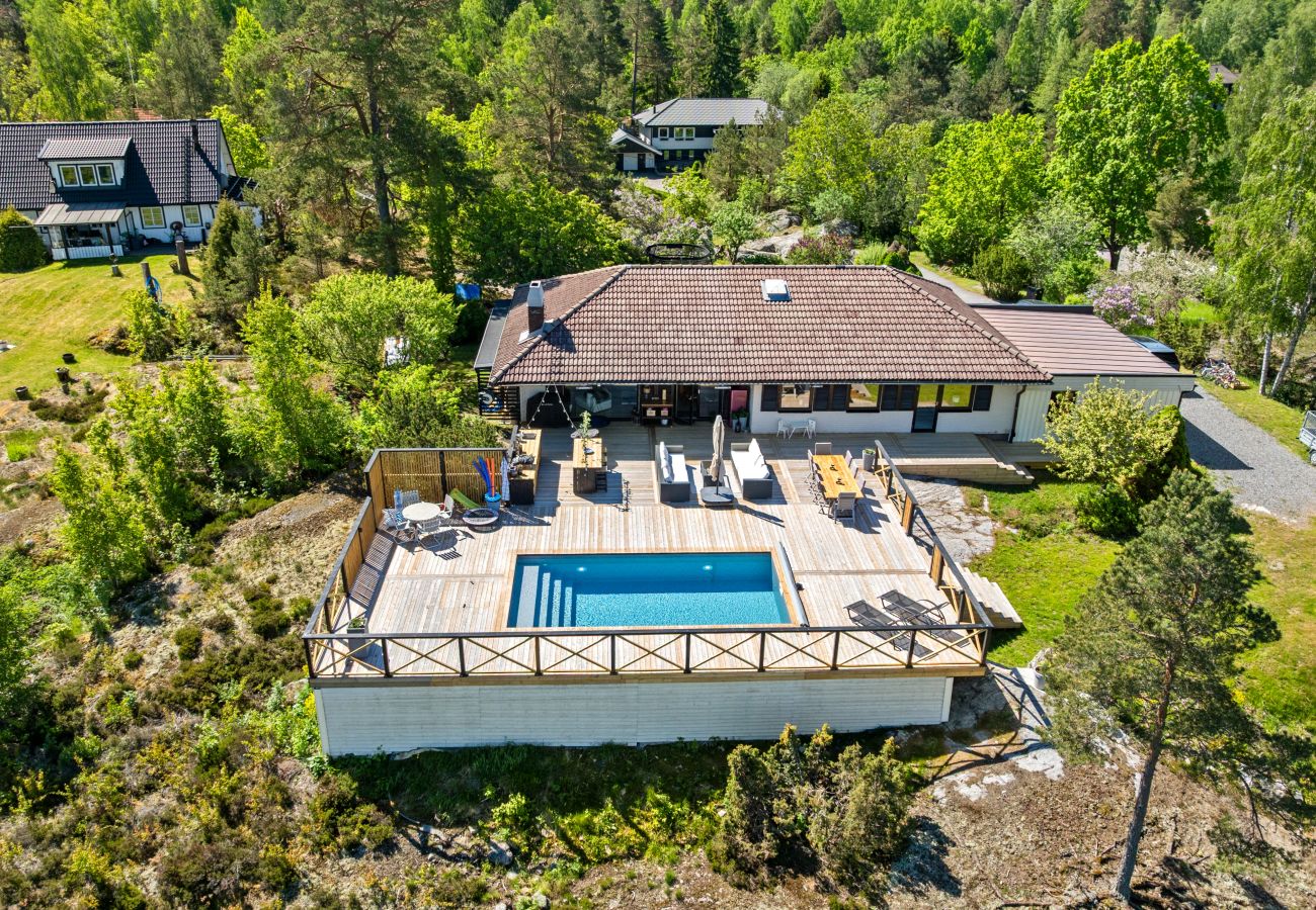 Villa i Värmdö - Golf and Pool Retreat