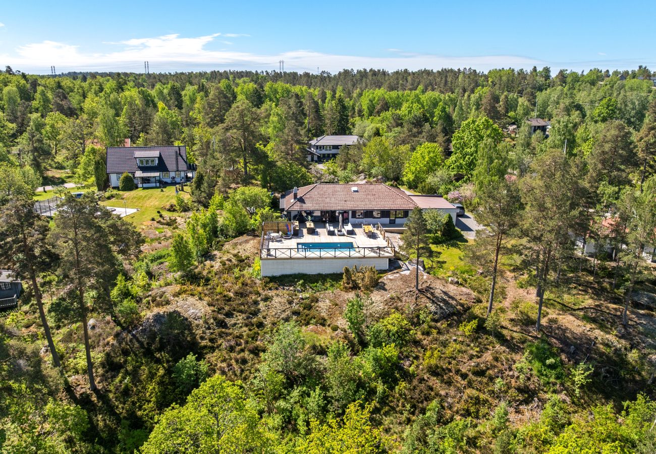 Villa i Värmdö - Golf and Pool Retreat