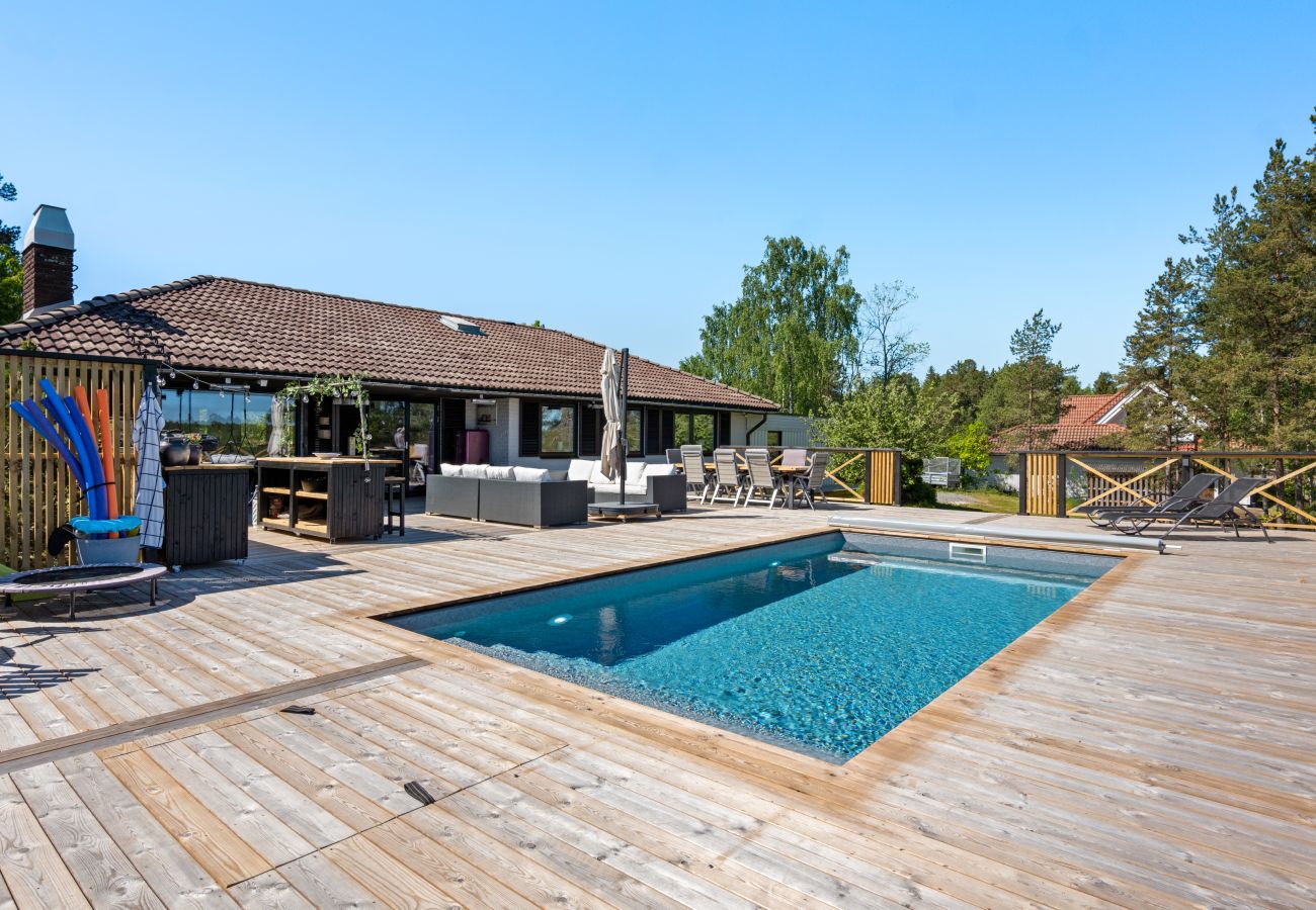 Villa i Värmdö - Golf and Pool Retreat