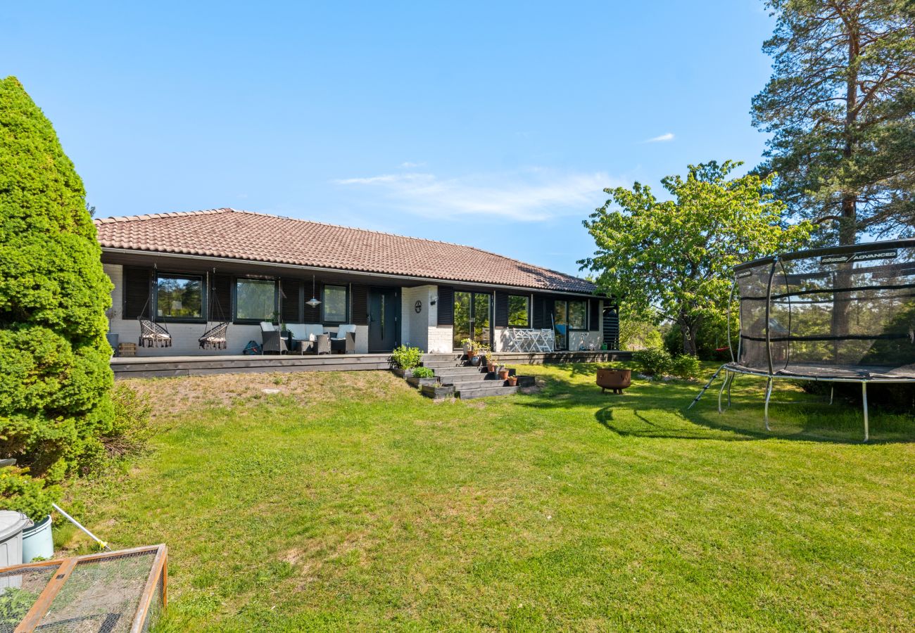 Villa i Värmdö - Golf and Pool Retreat