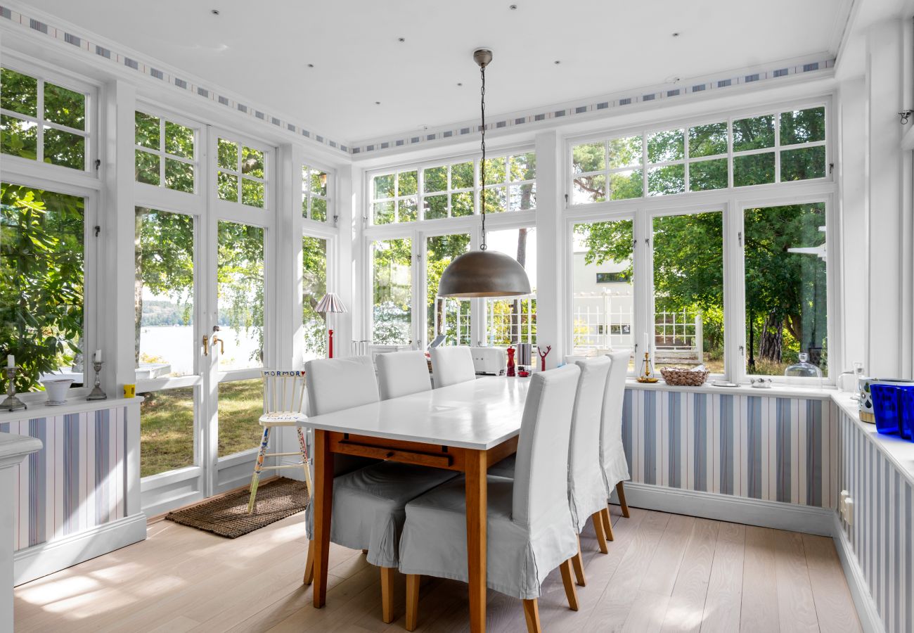 Villa i Saltsjö-Duvnäs - Seaside Villa with Own Beach 