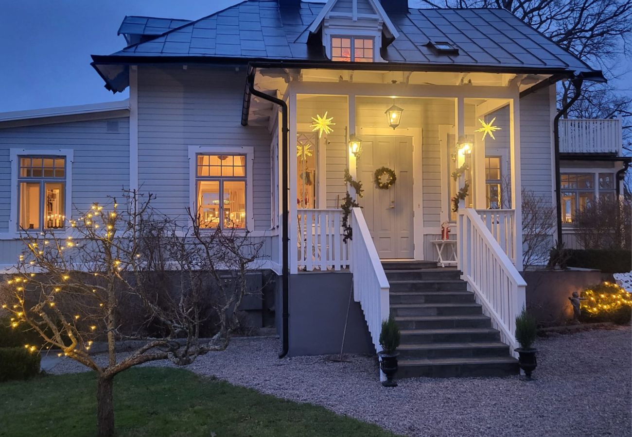 Villa i Saltsjö-Duvnäs - Seaside Villa with Own Beach 