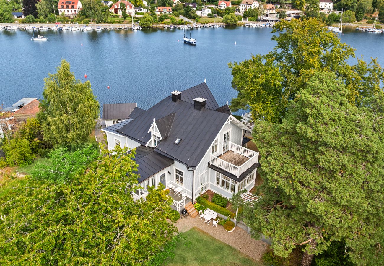 Villa i Saltsjö-Duvnäs - Seaside Villa with Own Beach 