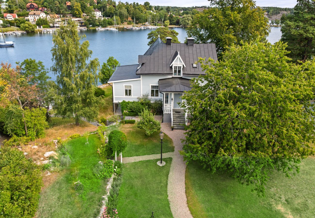 Villa i Saltsjö-Duvnäs - Seaside Villa with Own Beach 