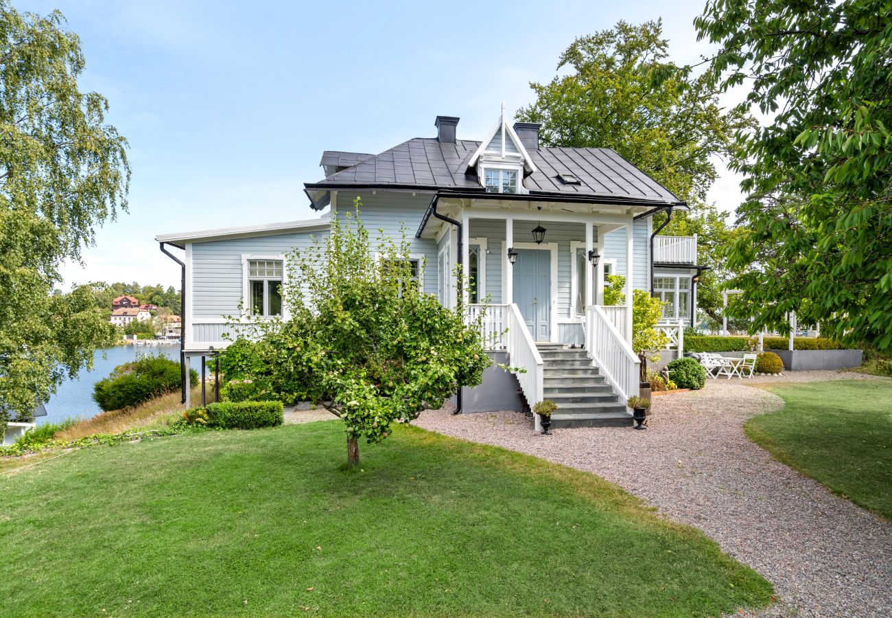 Villa i Saltsjö-Duvnäs - Seaside Villa with Own Beach 